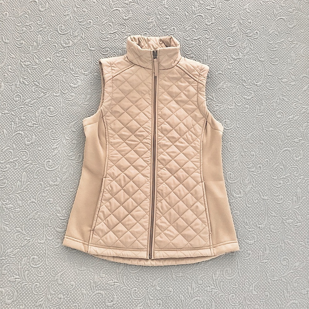 Van Heusen women’s quilted light/medium weight vest, size XS.